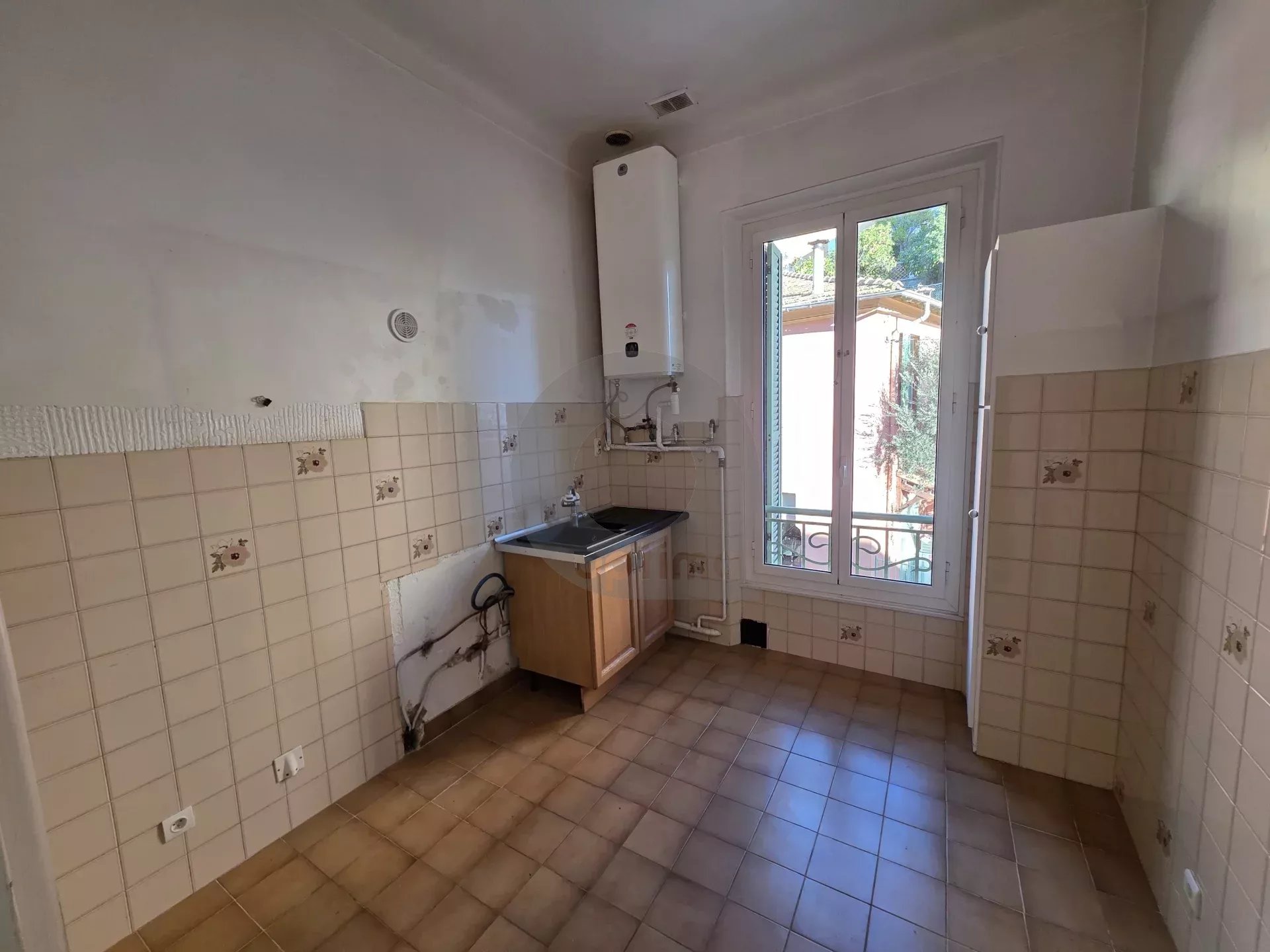 GRAND APPARTEMENT DE CINQ PIECES MENTON PROCHE CENTRE VILLE