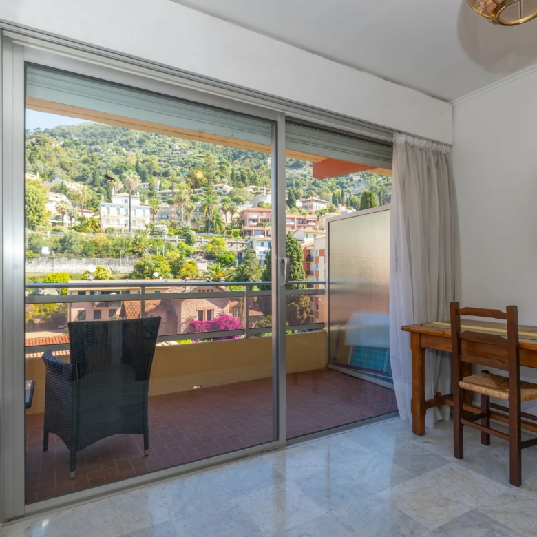 Menton Garavan appartement trois piéces front de mer vue panoramique mer, ports et Vieille-Ville