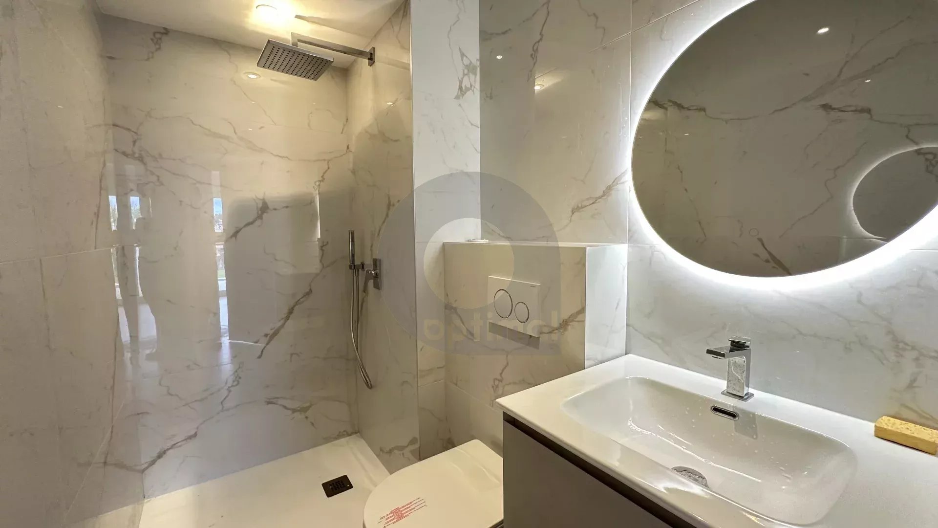ROQUEBRUNE QUARTIER RESIDENTIEL DU HAMEAU: APPARTEMENT TROIS PIECES AVEC TERRASSE ET JARDIN – VUE MER – PARKING PRIVATIF