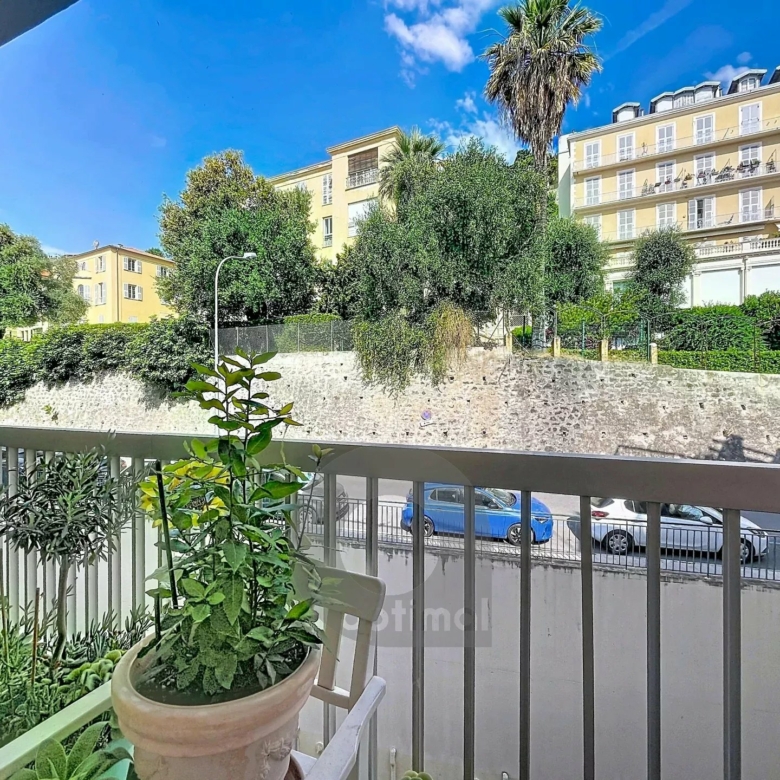 Secteur Garavan front de mer – Beau 2 pièces étage élevé – terrasse vue panoramique – Parking & Cave