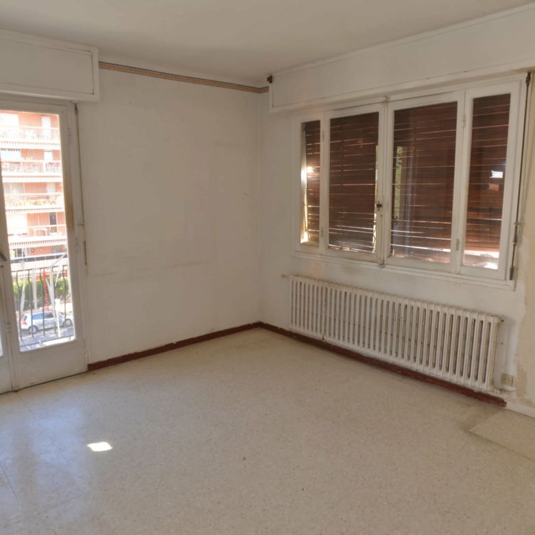 MENTON Garavan deux piéces avec balcon vue collines
