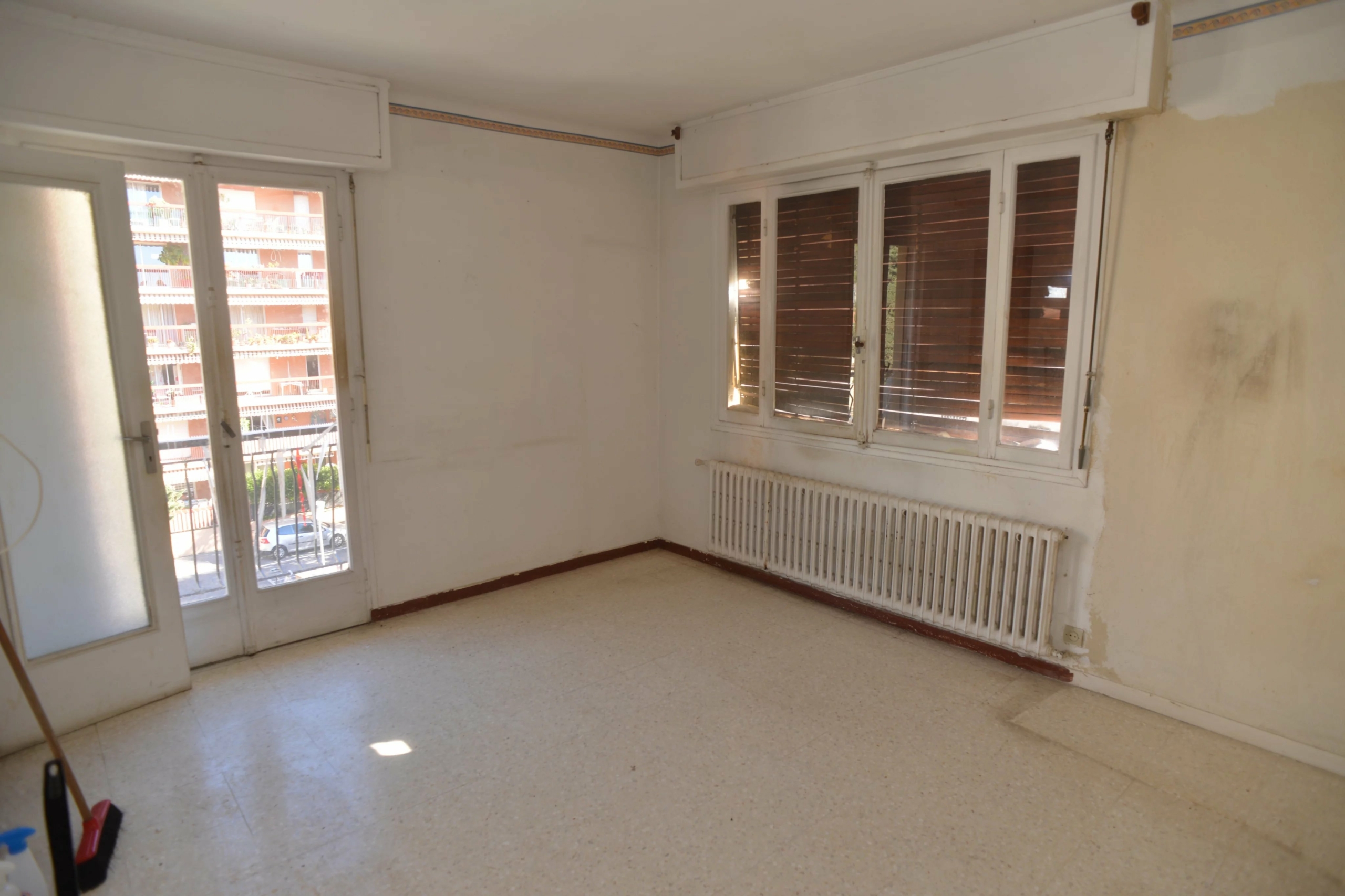 MENTON Garavan deux piéces avec balcon vue collines