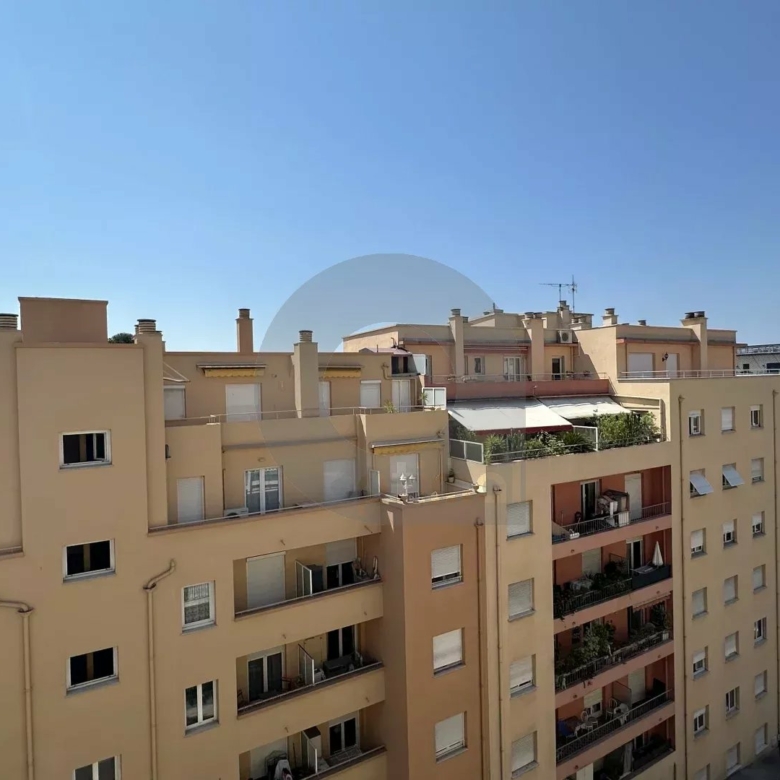 MENTON GARE ROUTIERE: SPACIEUX DEUX PIECES ETAGE ELEVE + CAVE