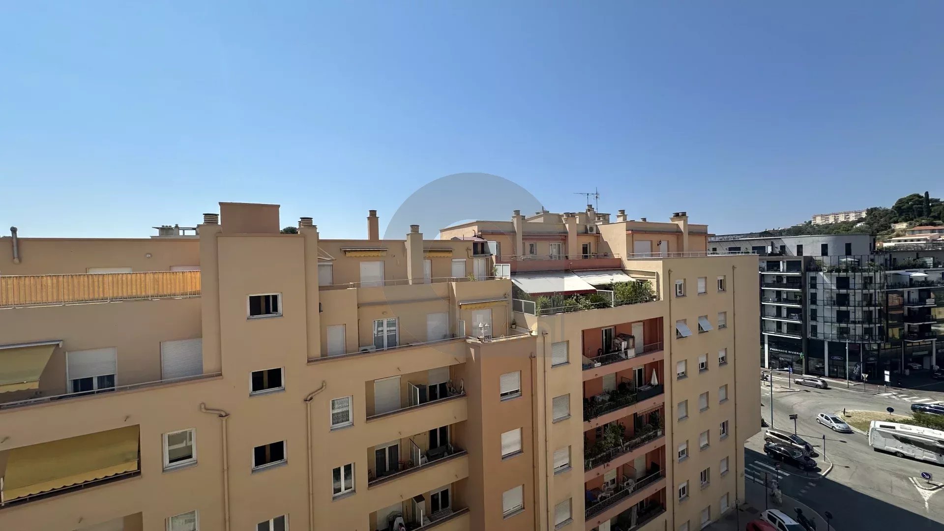 MENTON GARE ROUTIERE: SPACIEUX DEUX PIECES ETAGE ELEVE + CAVE