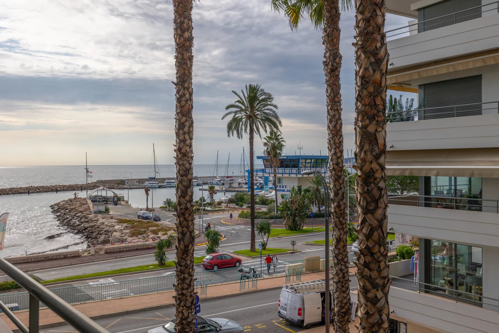 Menton Garavan, bord de mer,  résidence de standing