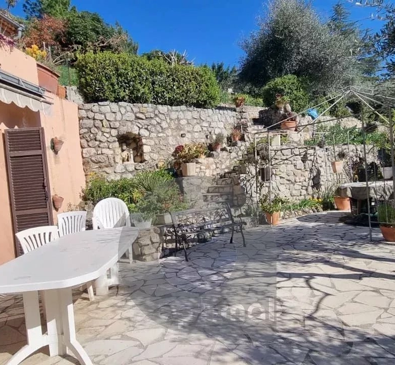 Propriété CASTELLAR villa 188 m² bassin terrain vue mer