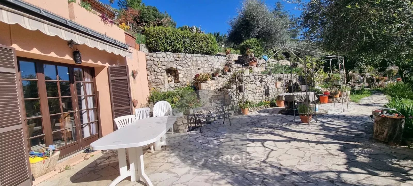 Propriété CASTELLAR villa 188 m² bassin terrain vue mer