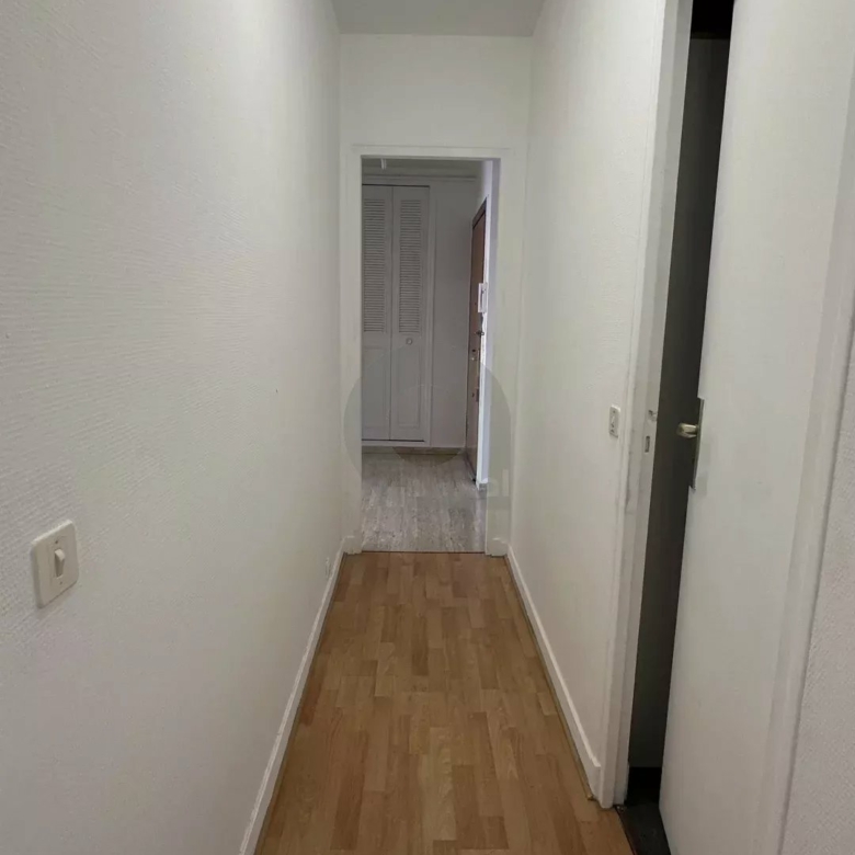 MENTON GARE ROUTIERE: SPACIEUX DEUX PIECES ETAGE ELEVE + CAVE