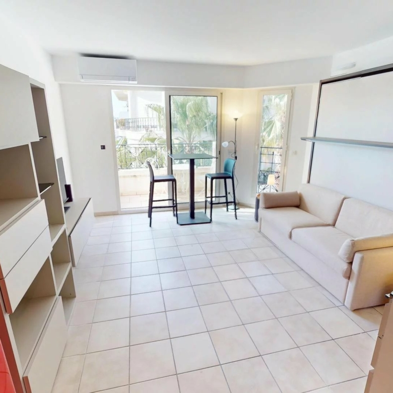Magnifique studio avec balcon vue mer et garage plein centre de Menton