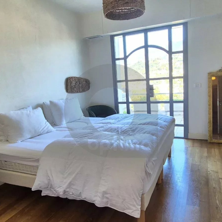 Élégante Villa avec Vue Panoramique – Menton, Quartier Résidentiel