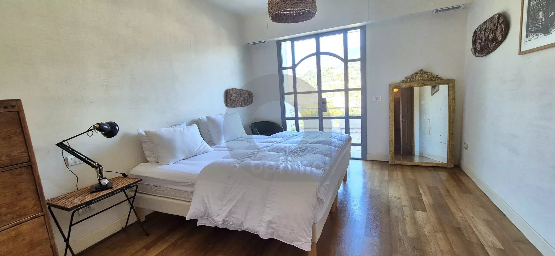 Élégante Villa avec Vue Panoramique – Menton, Quartier Résidentiel