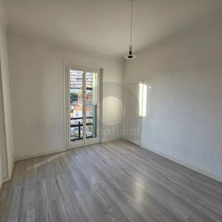 GRAND APPARTEMENT DE CINQ PIECES MENTON PROCHE CENTRE VILLE