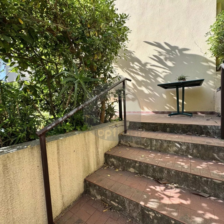 ROQUEBRUNE 3 PIÈCES CENTRE VILLE JARDIN PARKING CALME