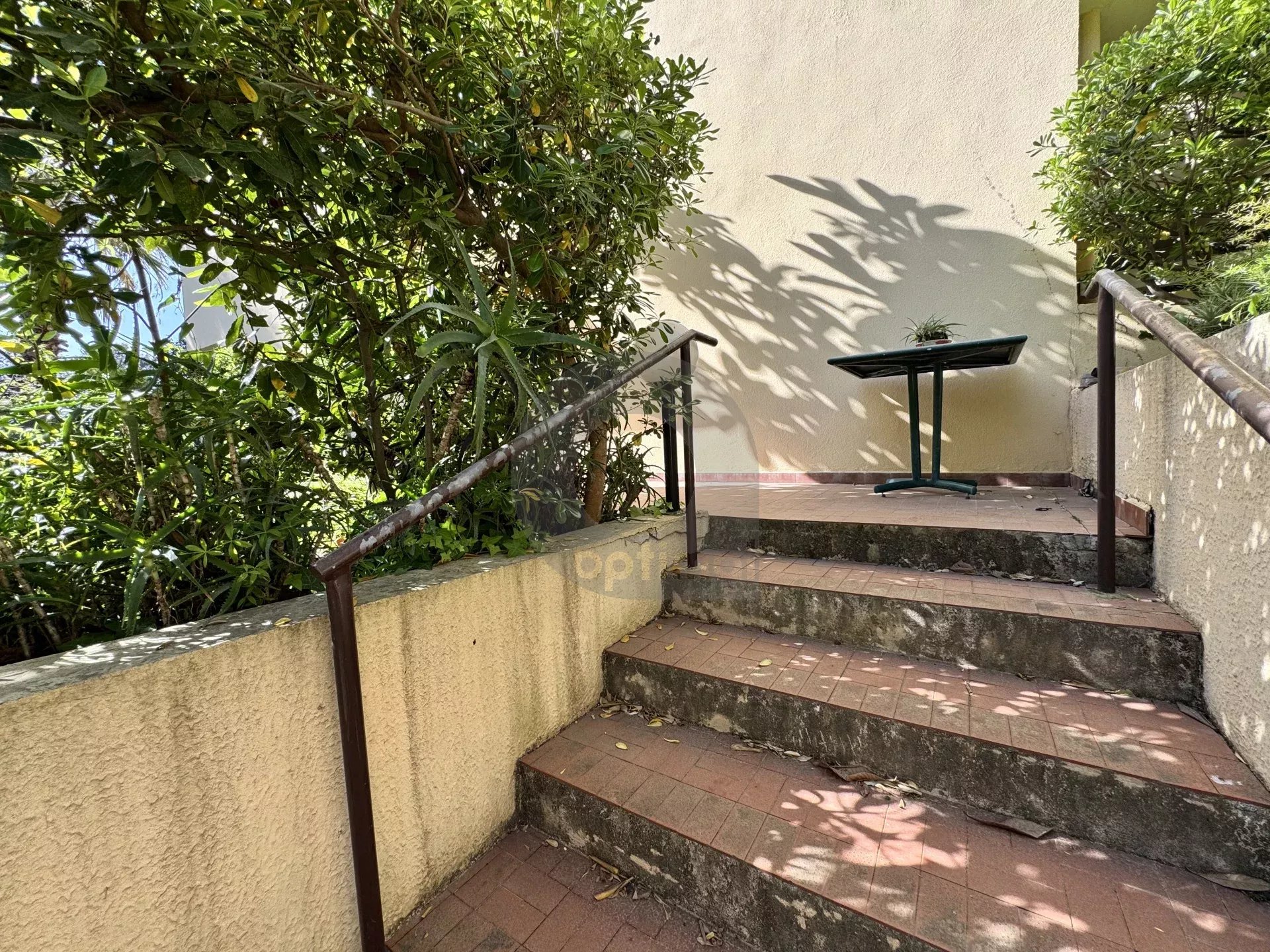 ROQUEBRUNE 3 PIÈCES CENTRE VILLE JARDIN PARKING CALME