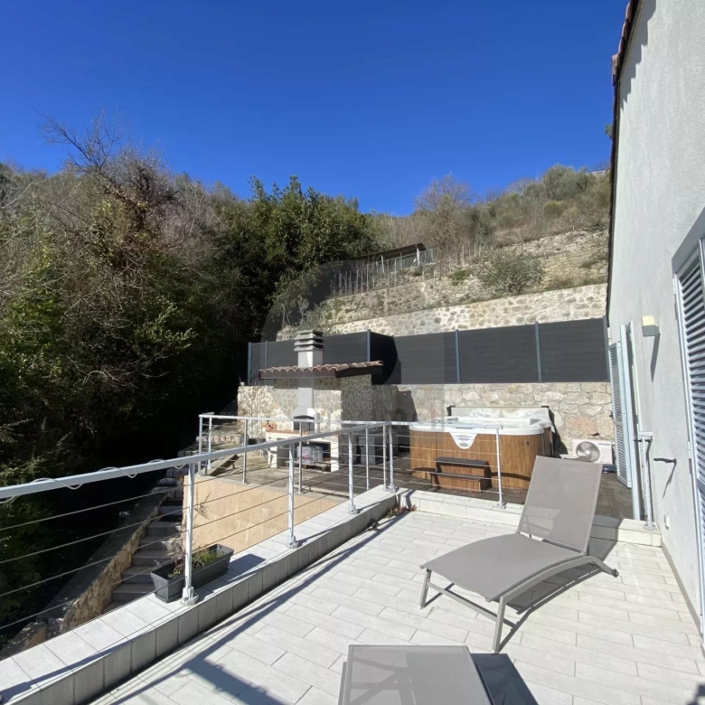 A VENDRE – BELLE MAISON AU CALME CADRE VERDOYANT