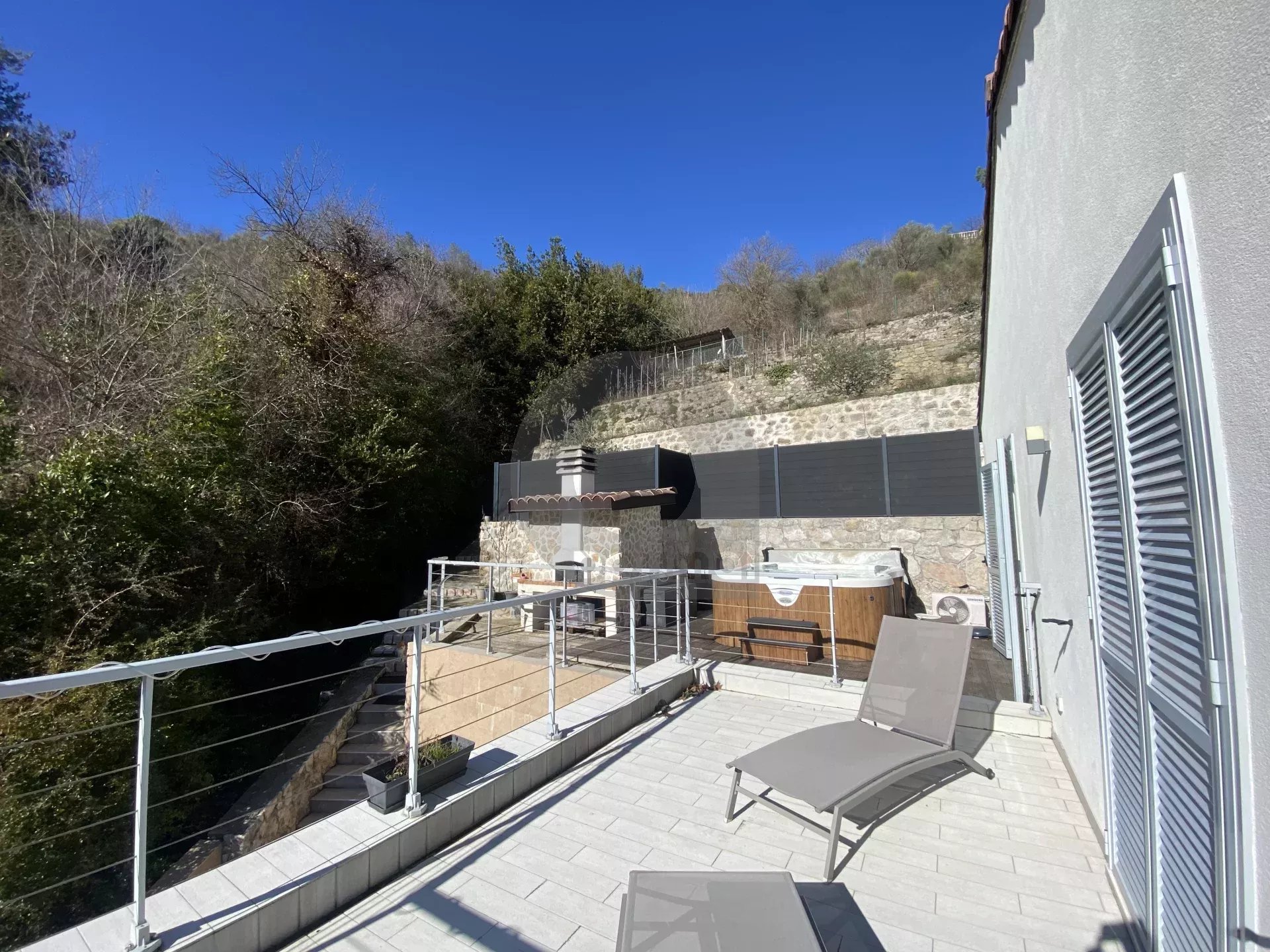 A VENDRE – BELLE MAISON AU CALME CADRE VERDOYANT