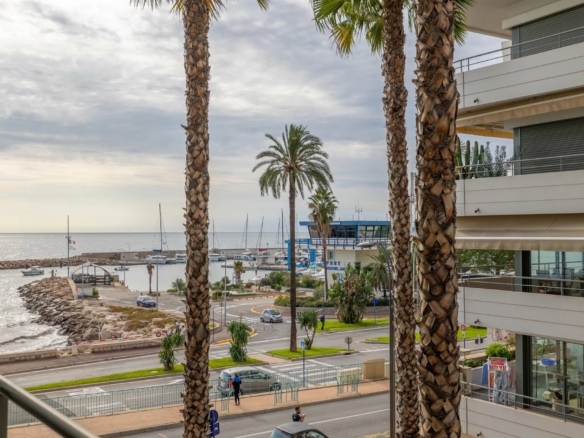 Menton Garavan, bord de mer,  résidence de standing