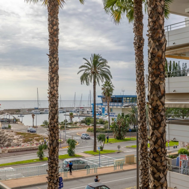 Menton Garavan, bord de mer,  résidence de standing
