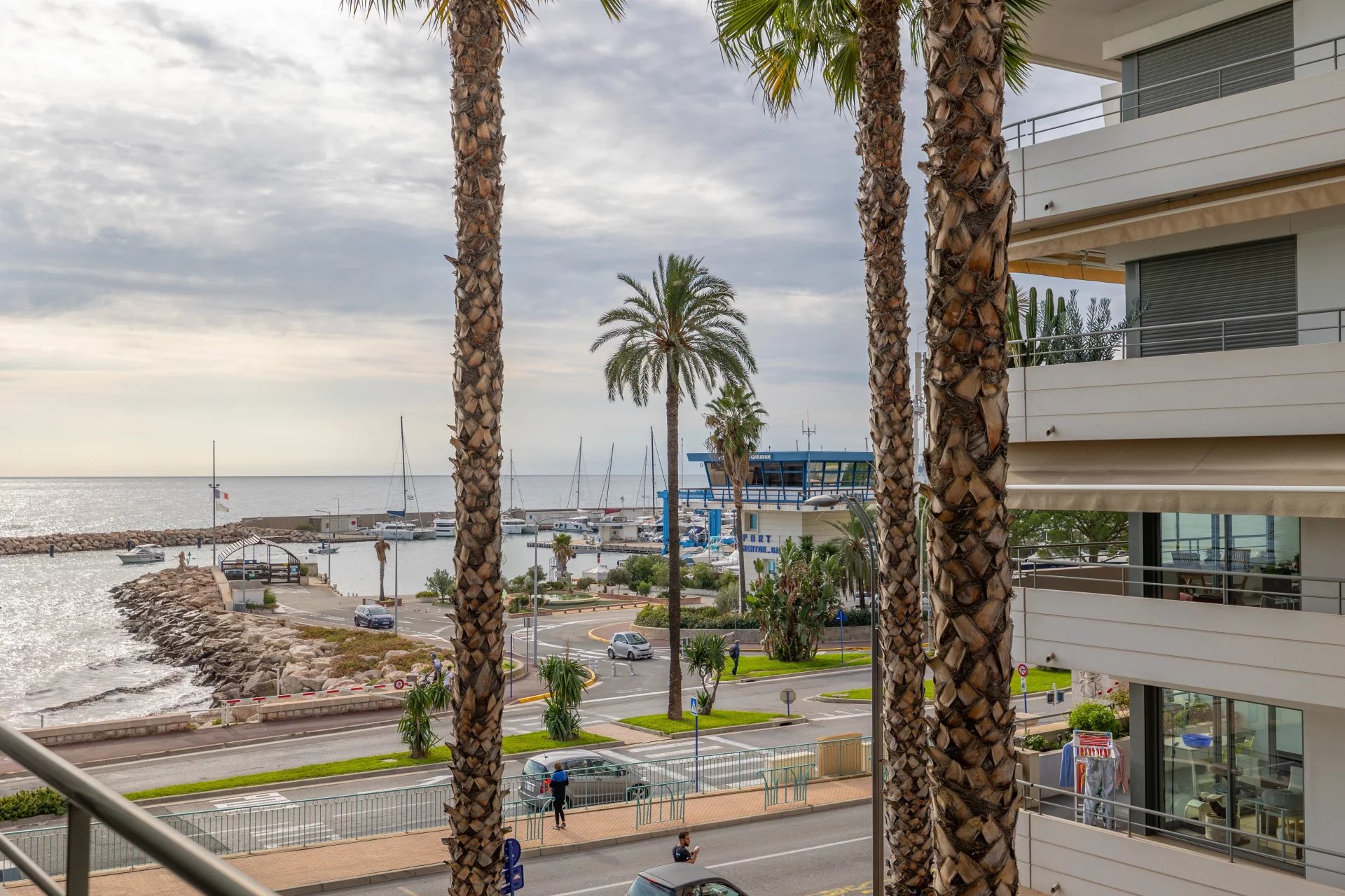 1a4b9e7b8f2d1cc26719cdee4d05144c_10cd04642c_1920-original-173418-0.jpg Menton Garavan, bord de mer, résidence de standing