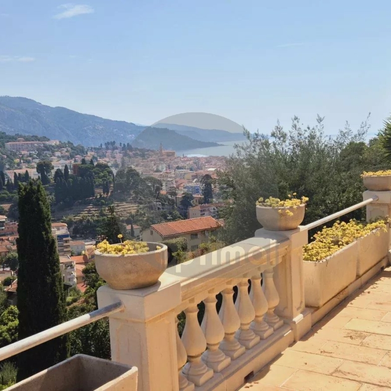 Élégante Villa avec Vue Panoramique – Menton, Quartier Résidentiel