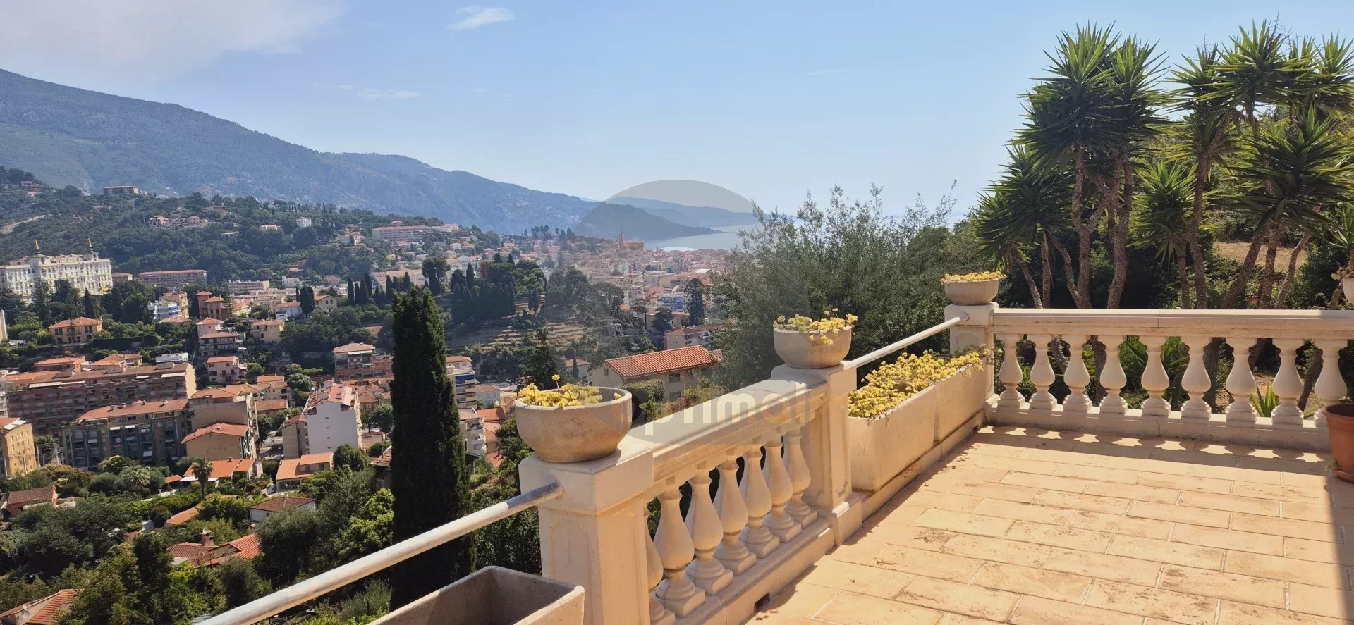 Élégante Villa avec Vue Panoramique – Menton, Quartier Résidentiel