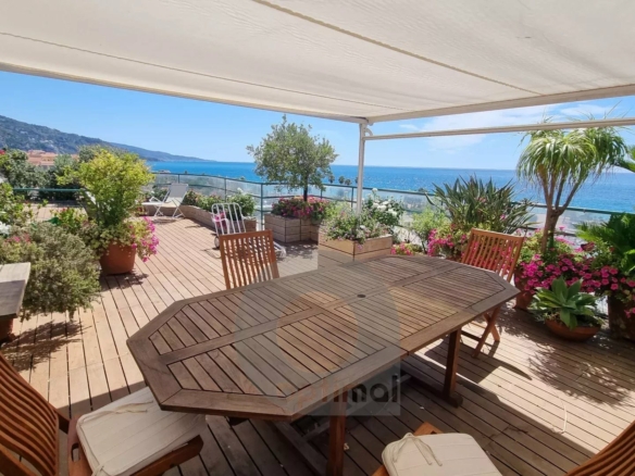 Menton – Bord et face mer, deux appartements d’exception avec solarium panoramique, vue mer et montagne exceptionnelle.