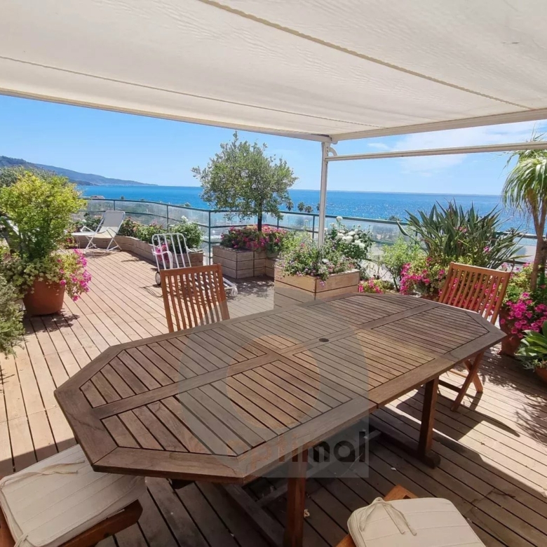 Menton – Bord et face mer, deux appartements d’exception avec solarium panoramique, vue mer et montagne exceptionnelle.
