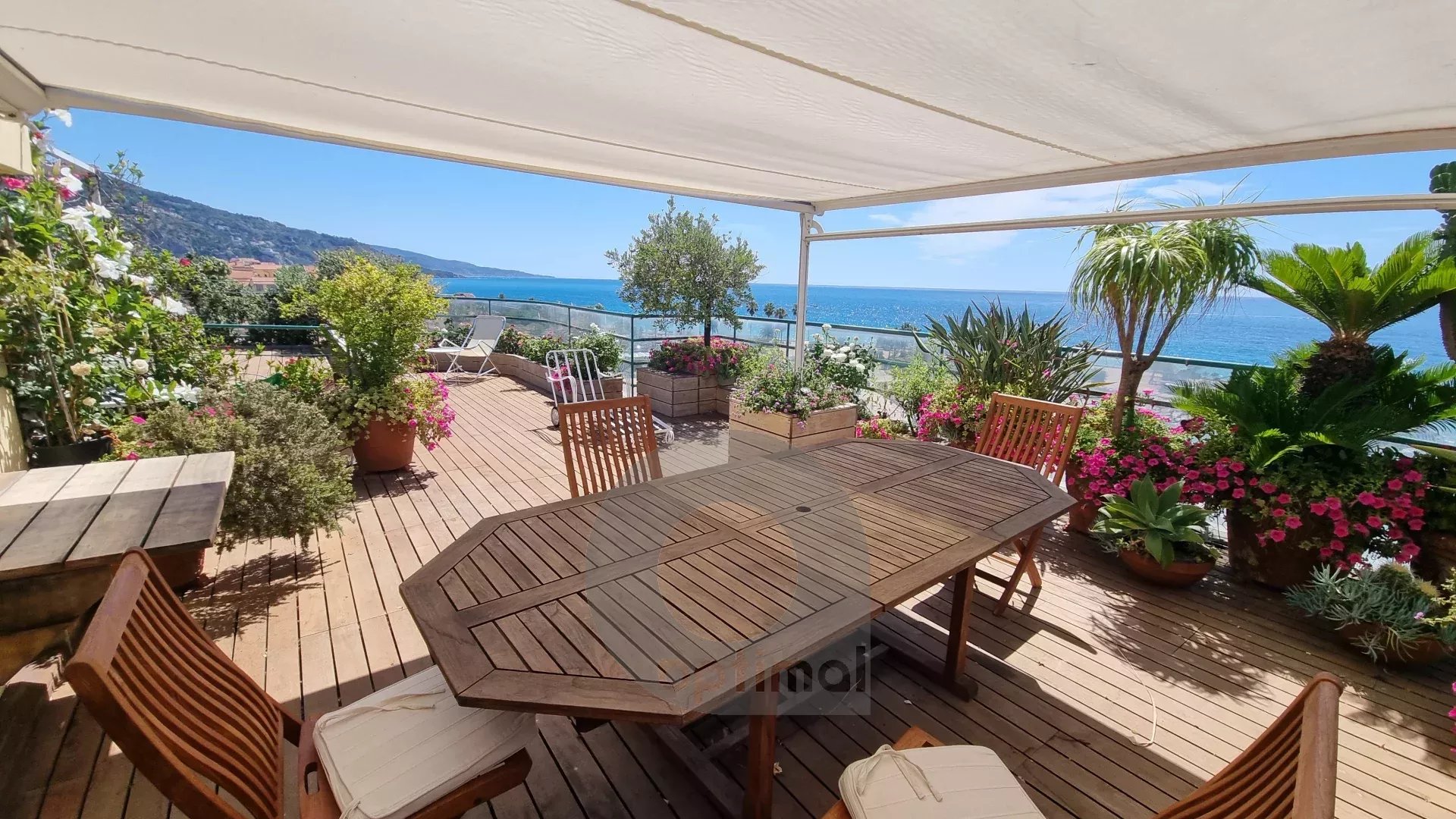 Menton – Bord et face mer, deux appartements d’exception avec solarium panoramique, vue mer et montagne exceptionnelle.