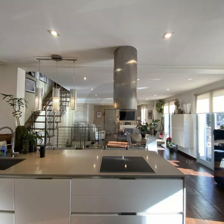 A VENDRE – BELLE MAISON AU CALME CADRE VERDOYANT
