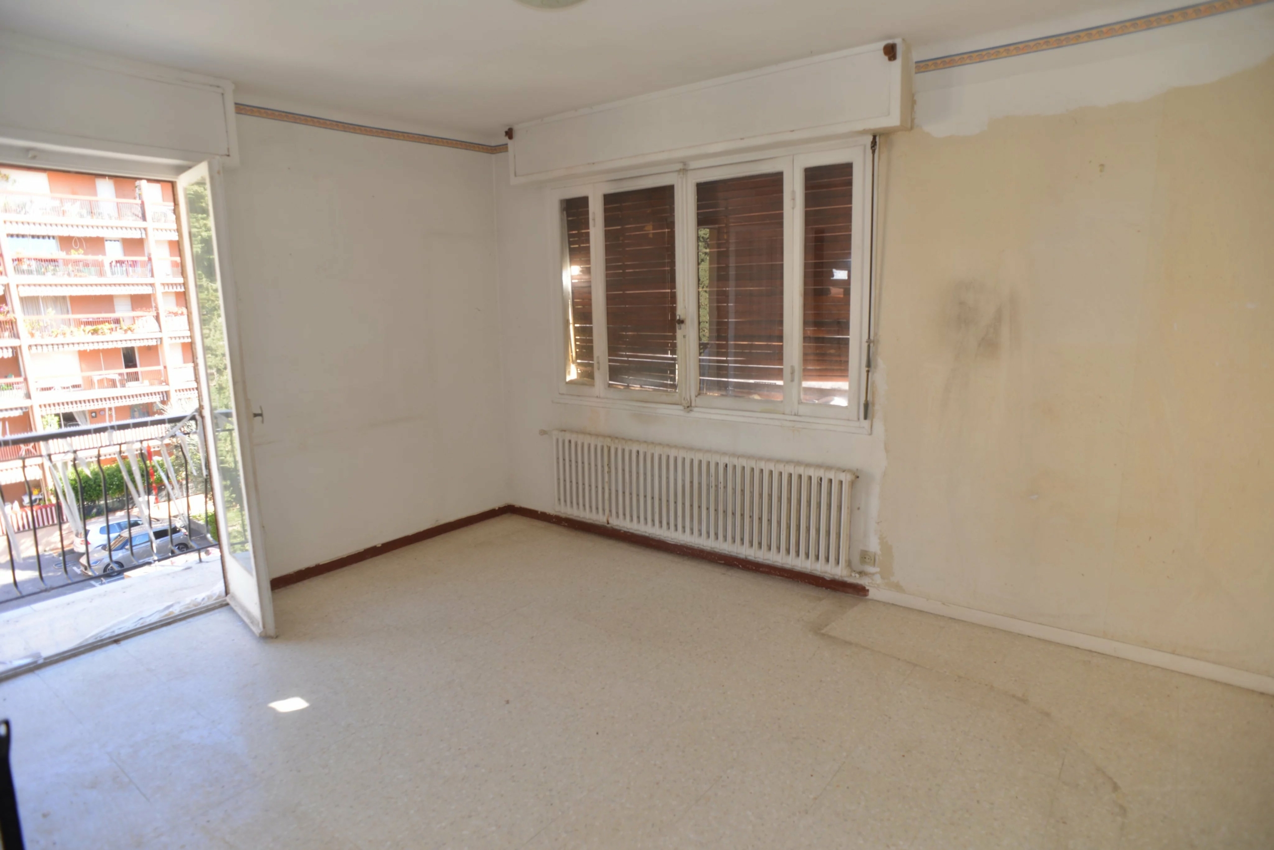 MENTON Garavan deux piéces avec balcon vue collines
