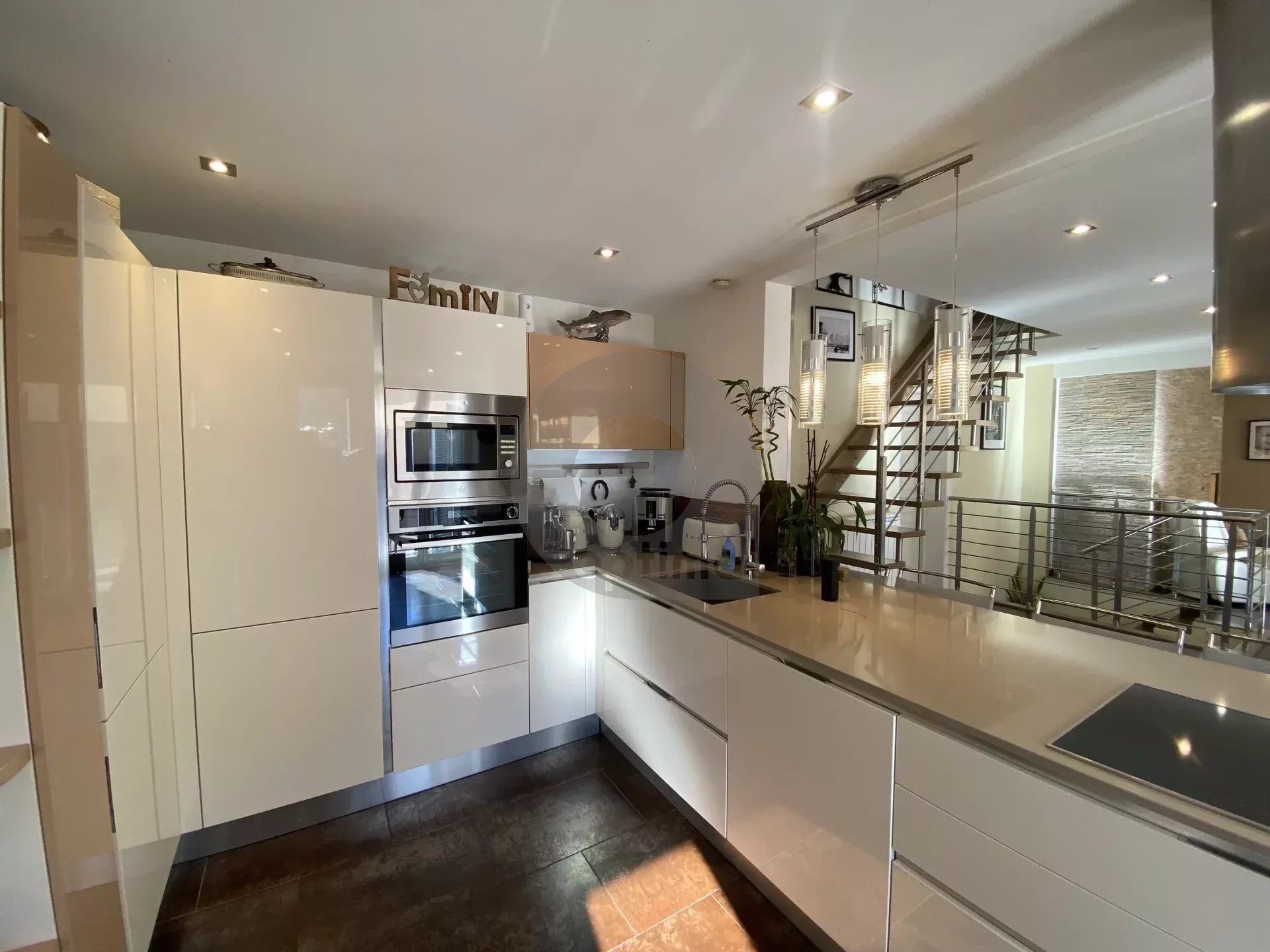 A VENDRE – BELLE MAISON AU CALME CADRE VERDOYANT