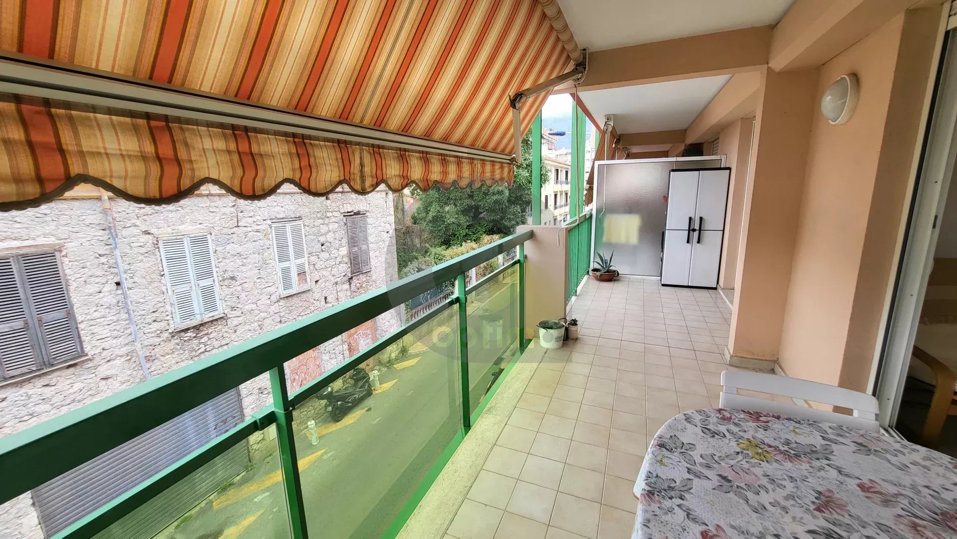 Menton Bas-Borrigo  –  grand 2 Pièces avec terrasse, garage et cave.