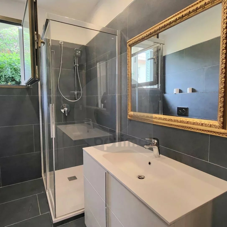 Roquebrune Cap Martin  – Coquet deux pièces avec terrasse à 100 mt des plages