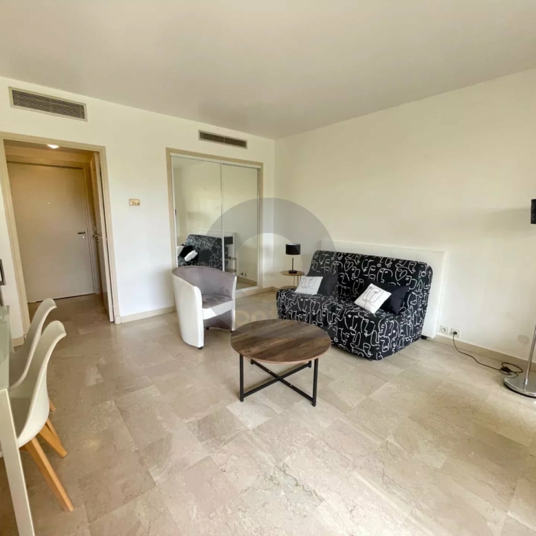 RCM PLATEAU DU CAP : A LOUER STUDIO MEUBLE – TERRASSE – GARAGE – CAVE