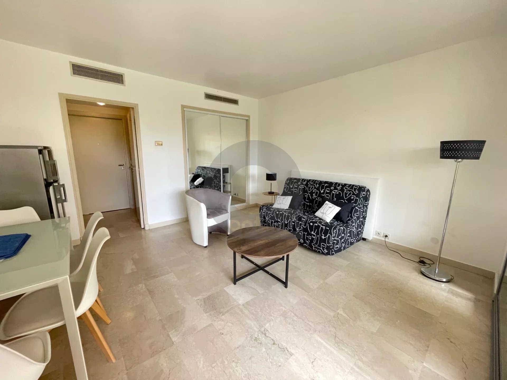 RCM PLATEAU DU CAP : A LOUER STUDIO MEUBLE – TERRASSE – GARAGE – CAVE