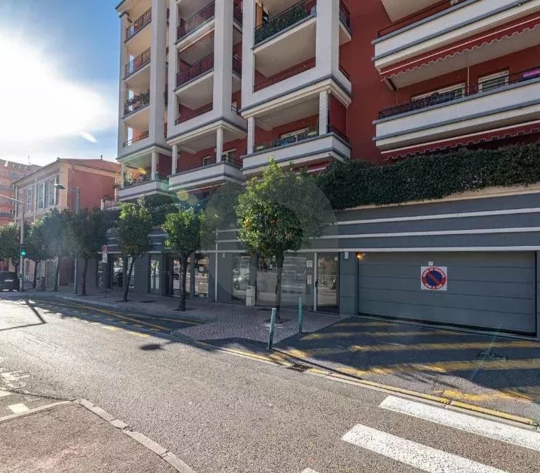 Menton central 3P terrasse parking piscine.
