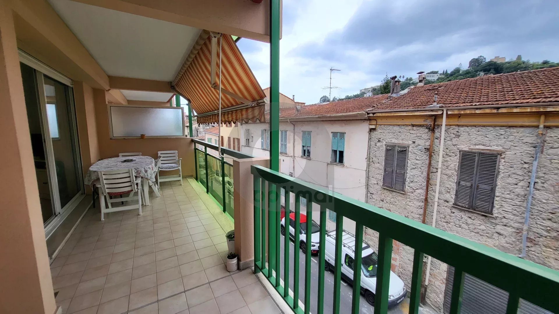 Menton Bas-Borrigo  –  grand 2 Pièces avec terrasse, garage et cave.