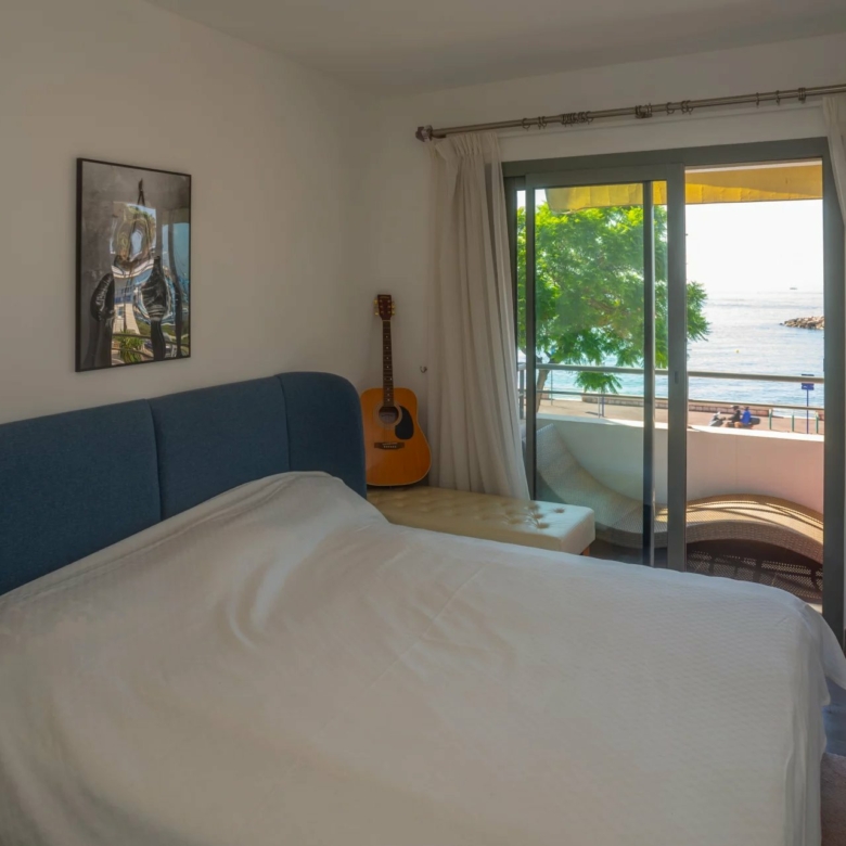 Menton Garavan, bord de mer immeuble récent