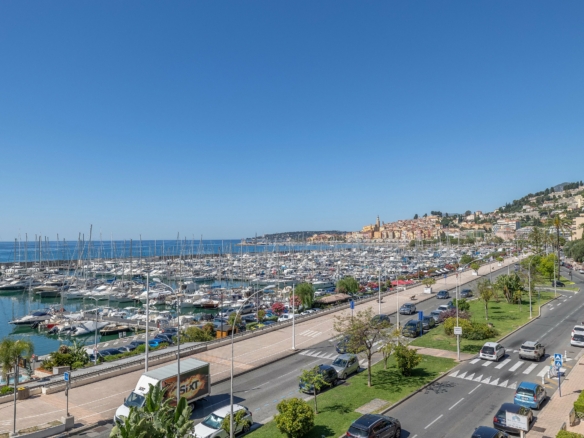Menton Garavan appartement trois piéces front de mer vue panoramique mer, ports et Vieille-Ville