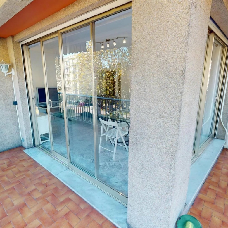 Spacieux 2P plein centre ville avec terrasse, parking privé et cave