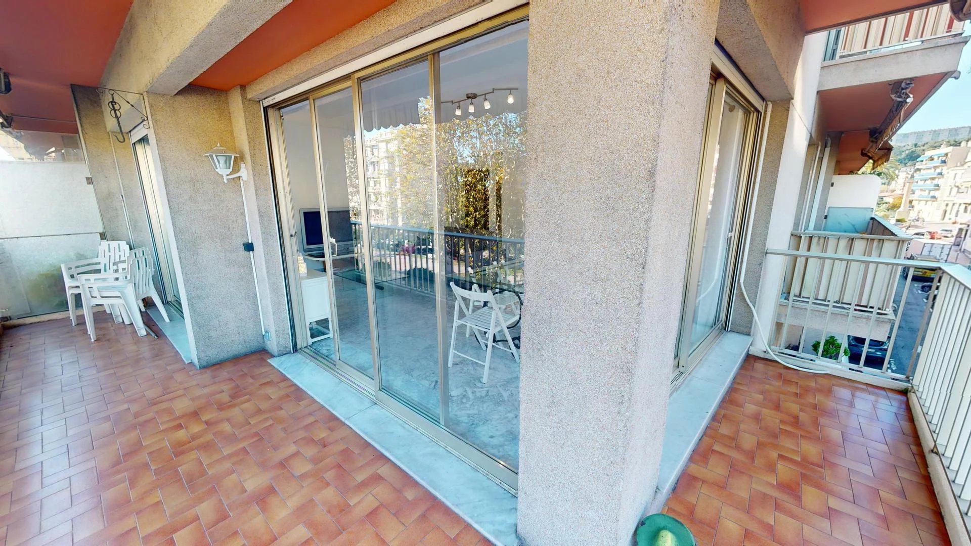 Spacieux 2P plein centre ville avec terrasse, parking privé et cave