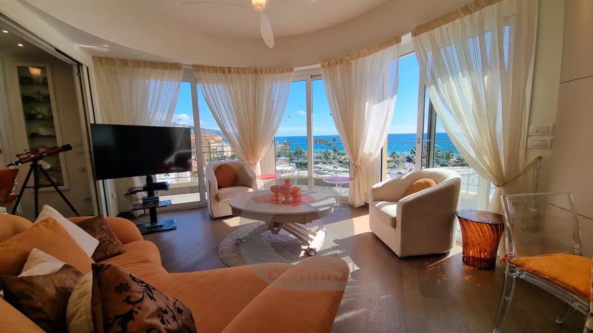Menton – Bord et face mer, deux appartements d’exception avec solarium panoramique, vue mer et montagne exceptionnelle.