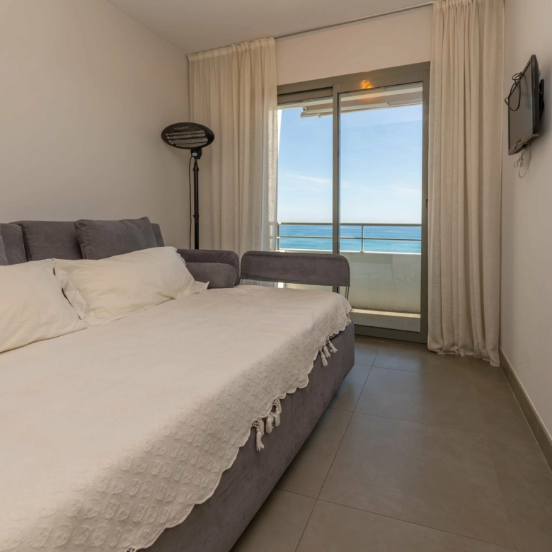 Menton Garavan, bord de mer immeuble récent