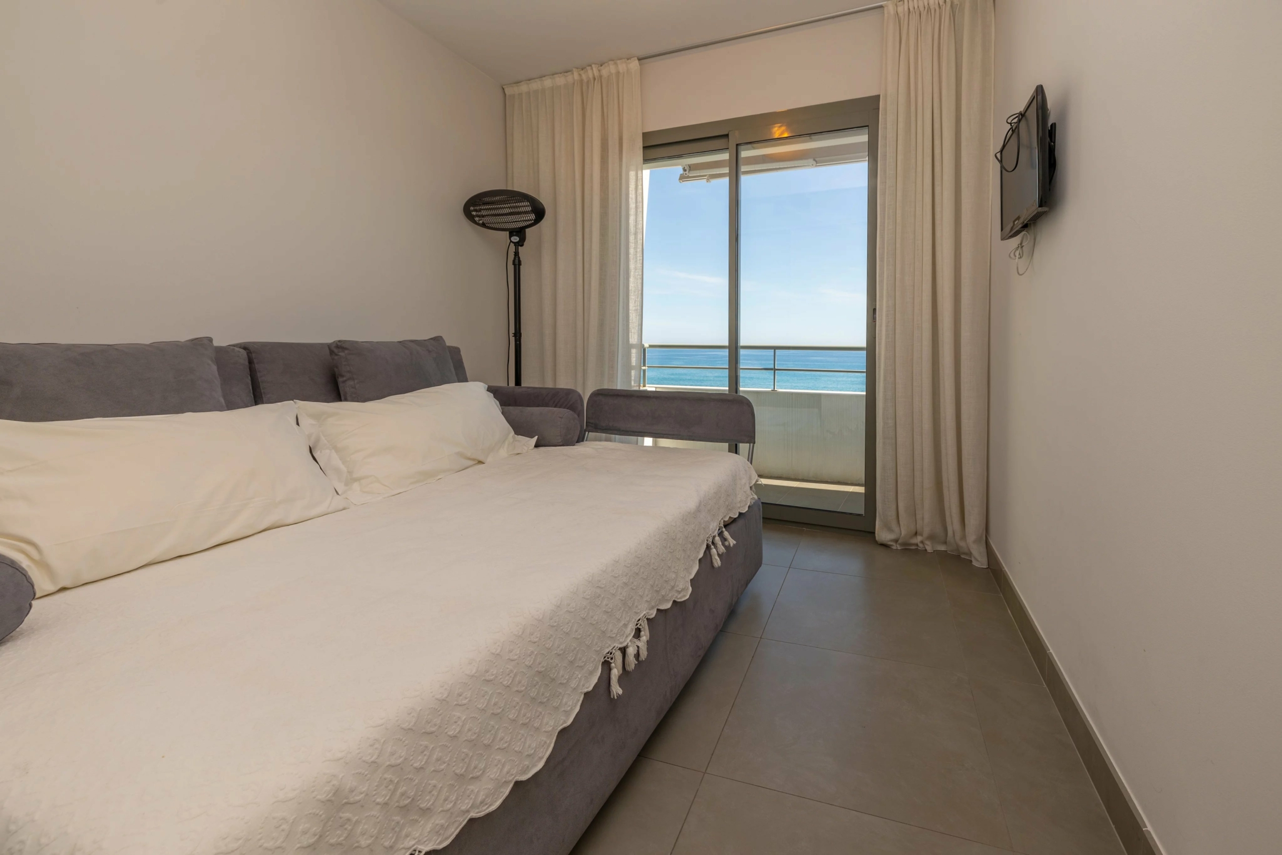 Menton Garavan, bord de mer immeuble récent