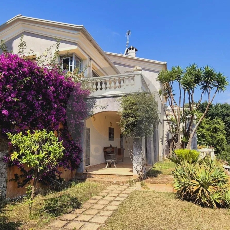 Élégante Villa avec Vue Panoramique – Menton, Quartier Résidentiel