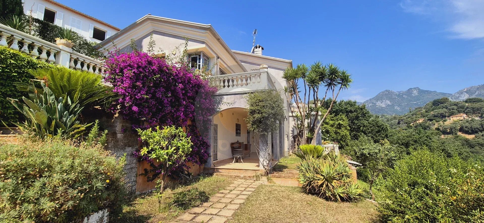 Élégante Villa avec Vue Panoramique – Menton, Quartier Résidentiel