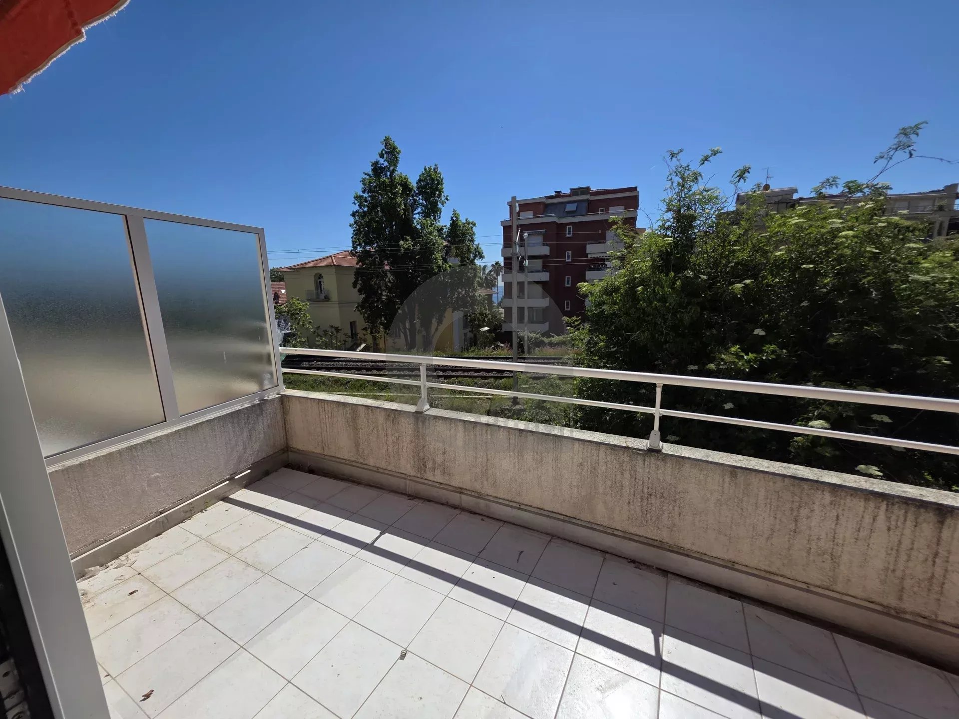 APPARTEMENT DEUX PIECES TERRASSE MENTON PROCHE CARNOLES