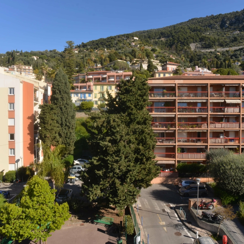 MENTON Garavan deux piéces avec balcon vue collines