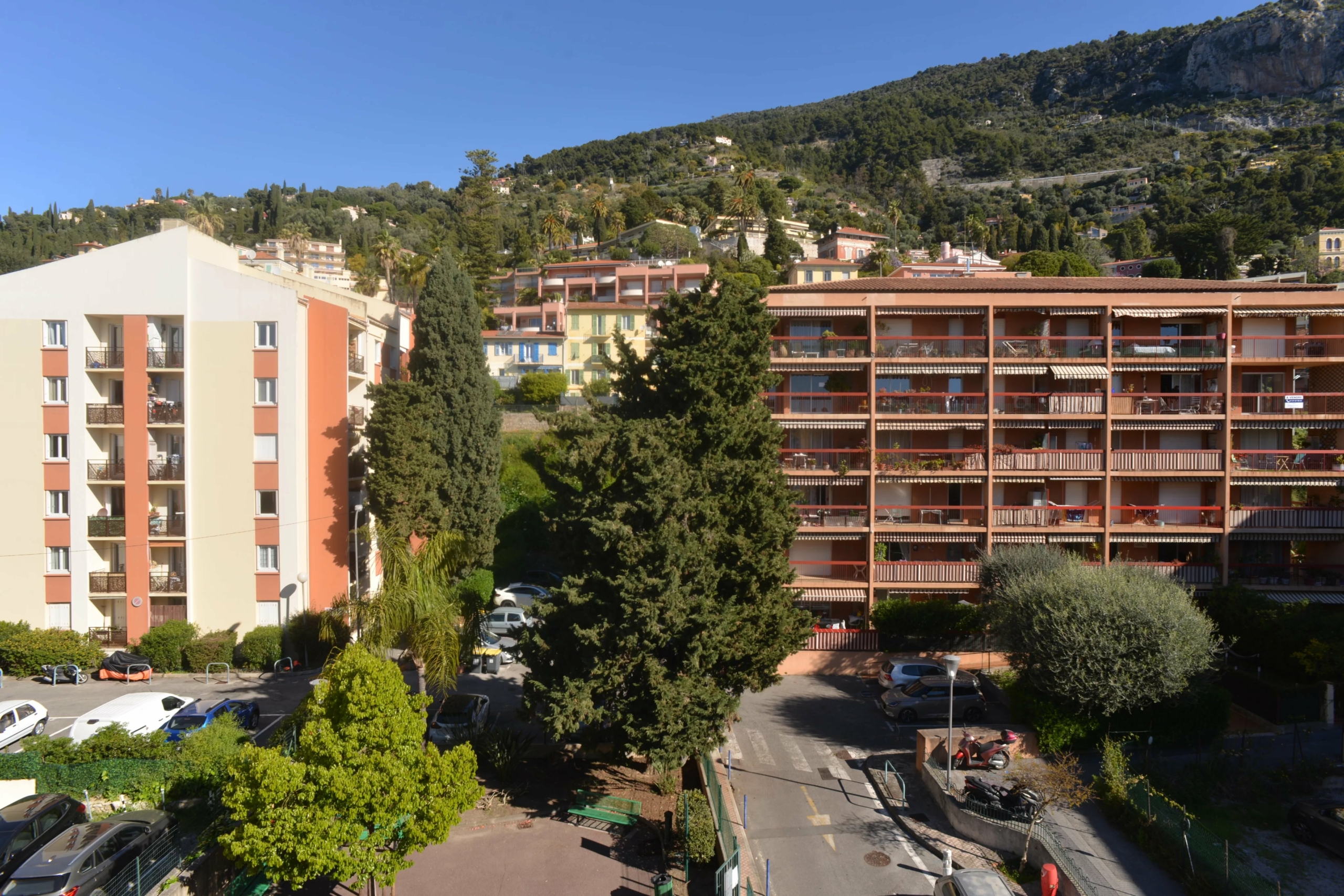 MENTON Garavan deux piéces avec balcon vue collines