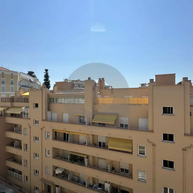 MENTON GARE ROUTIERE: SPACIEUX DEUX PIECES ETAGE ELEVE + CAVE